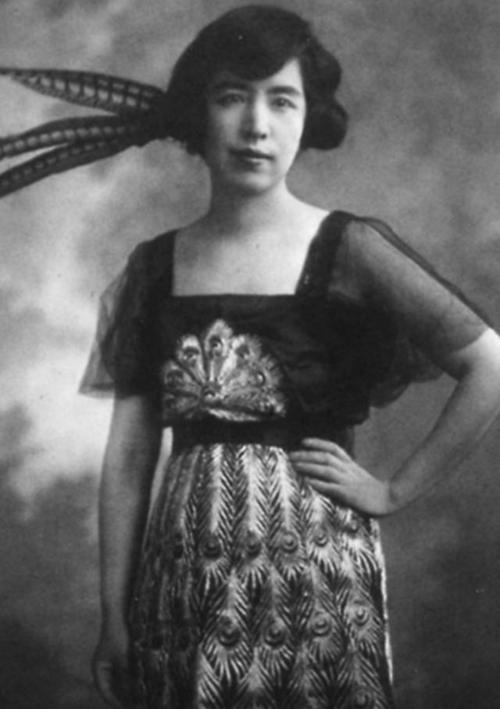 绛帷独拥人争羡,到处咸推吕碧城