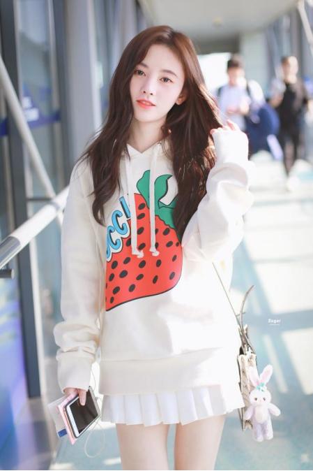 鞠婧祎穿黄色卫衣配羊羔毛,鞠婧祎穿搭白鞋