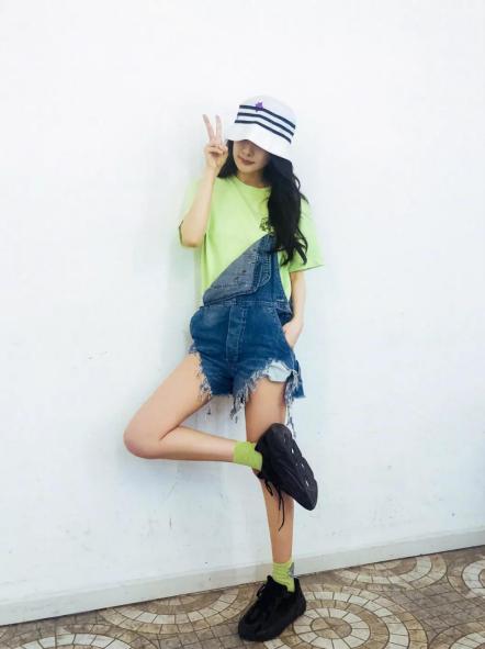 微胖女人穿T恤谨记“4不要”，显臃肿还没品位，再贵的衣服也廉价