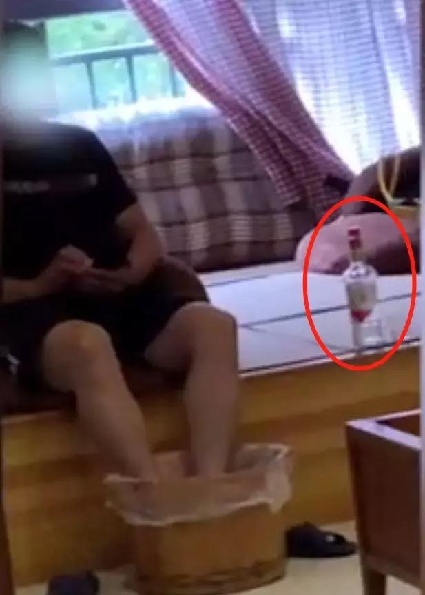 肉疼！女儿花3499元买了一瓶酒，父亲竟转头拿去泡脚了