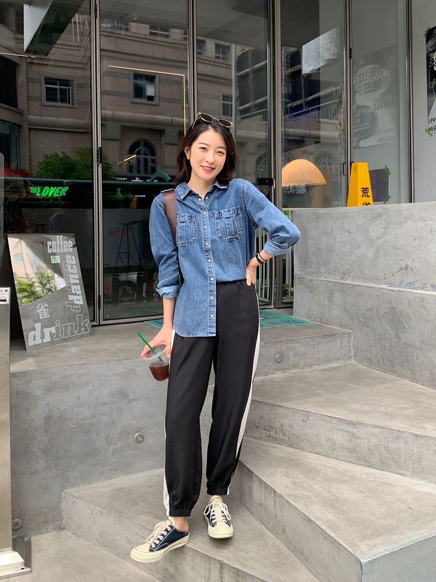 牛仔外套搭配蓝色裤子好看,牛仔外套怎么搭配裤子或裙子