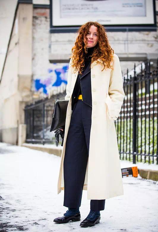 黑黄皮肤穿什么颜色的大衣显白,女士皮肤黑适合穿这6个颜色