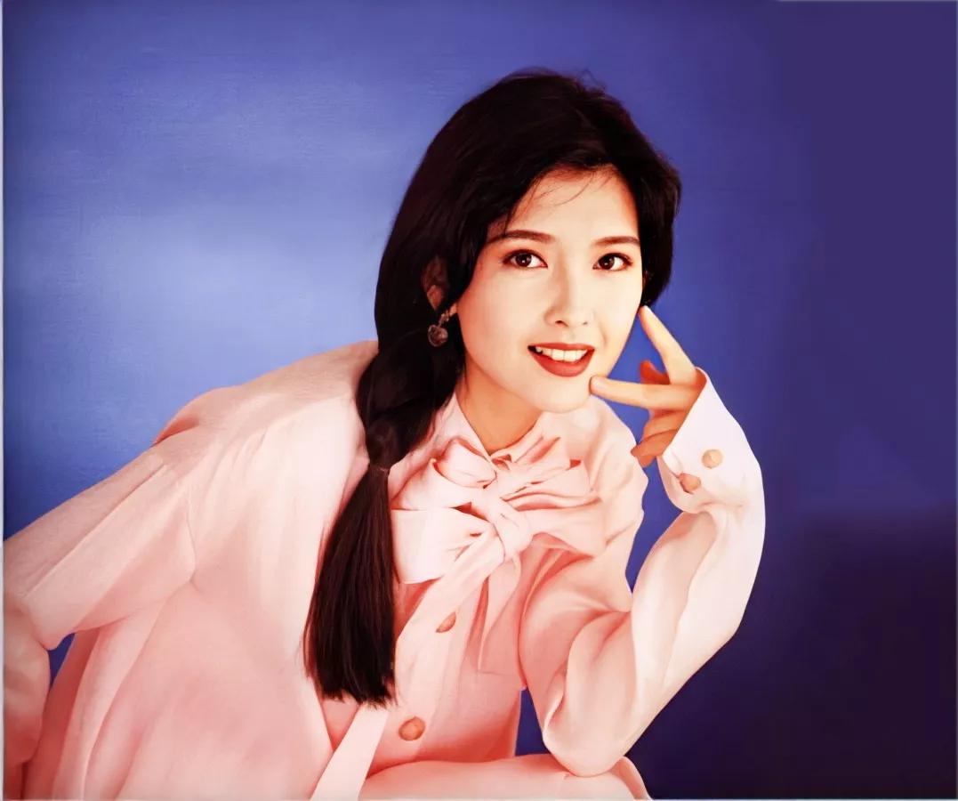 周慧敏穿搭港风,惊艳了90年代的港风周慧敏