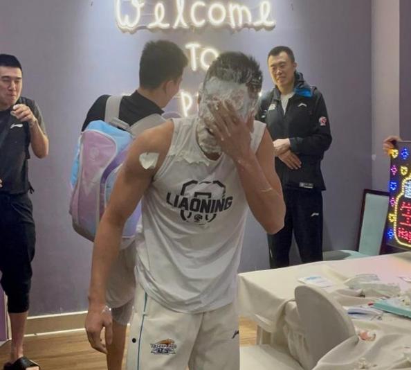 郭艾伦被犯规生气,郭艾伦拿蛋糕