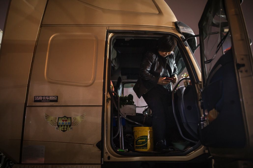 1000万被挤上卡车的女人