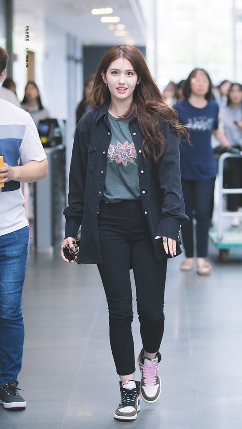 又甜又潮的正妹不多了!这位妹子全身Supreme脚踩AJ1倒钩太正