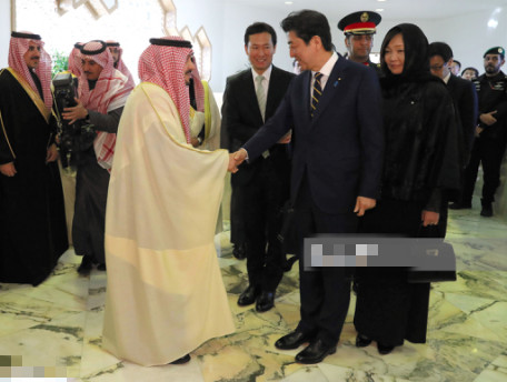 日本第一夫人也这么拼？大冬天光腿穿大衣，结束访问回东京太闪耀