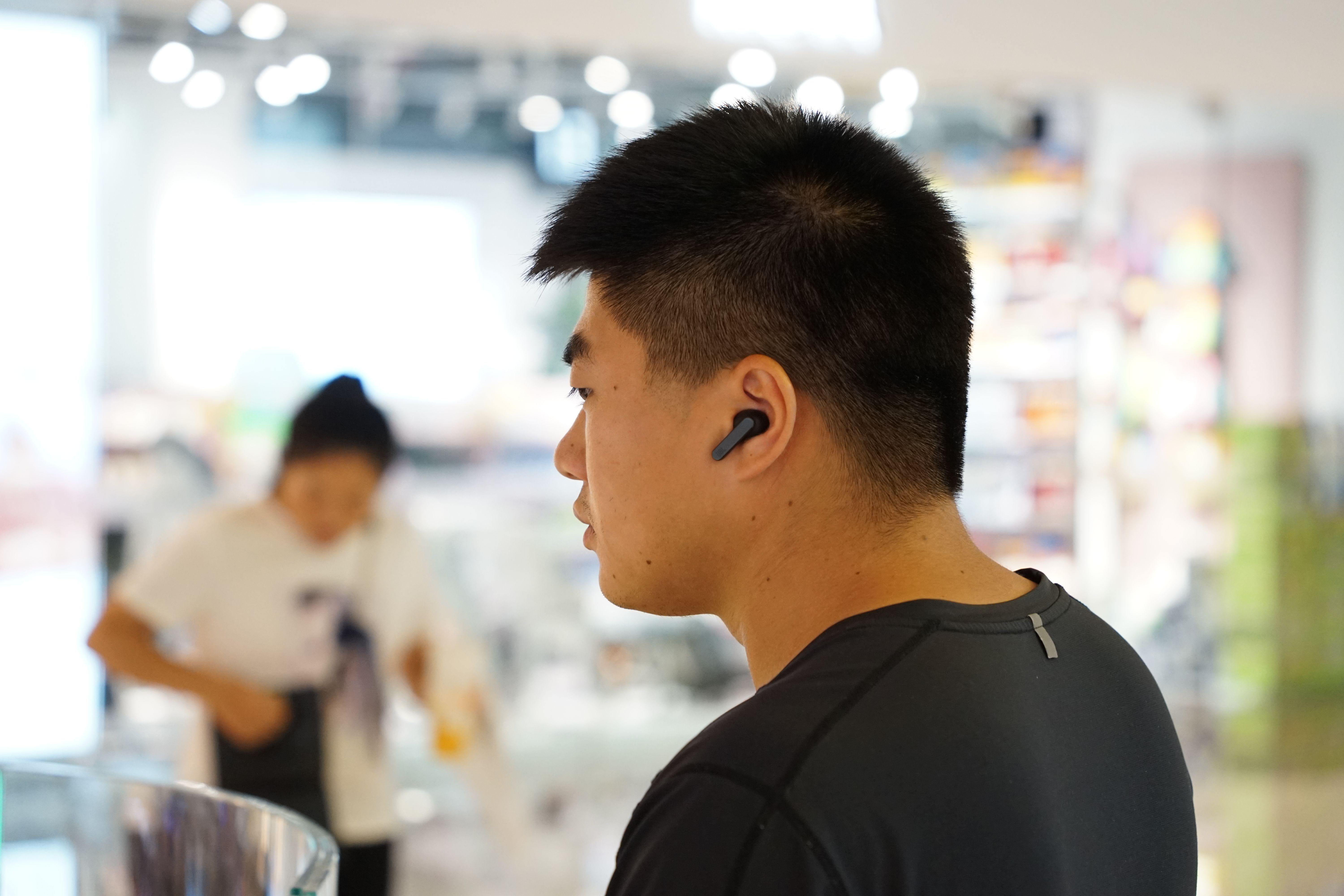 jbllive头戴式降噪耳机评测,jblw100tws无线耳机评测