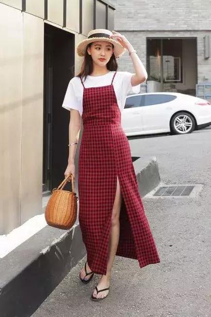 洋气上档次吊带裙秋冬内搭,今年最火的吊带裙内搭