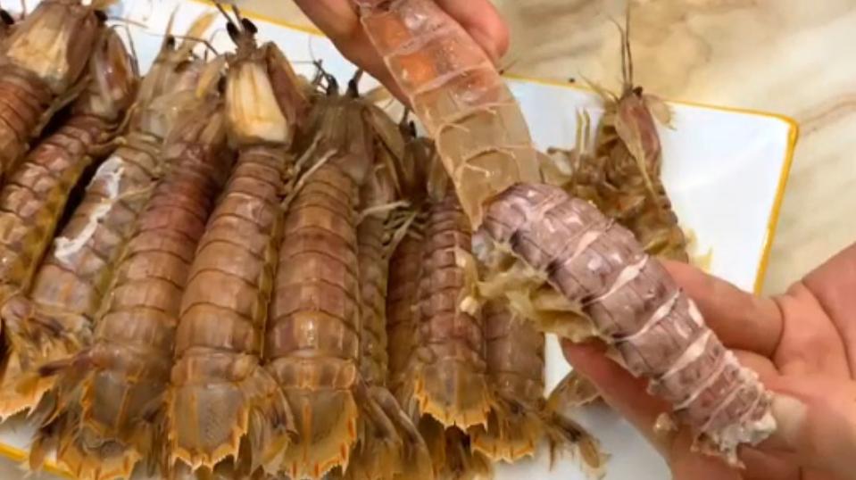 原来皮皮虾剥皮这么简单，一根筷子一撕就行？再也不怕扎手指了