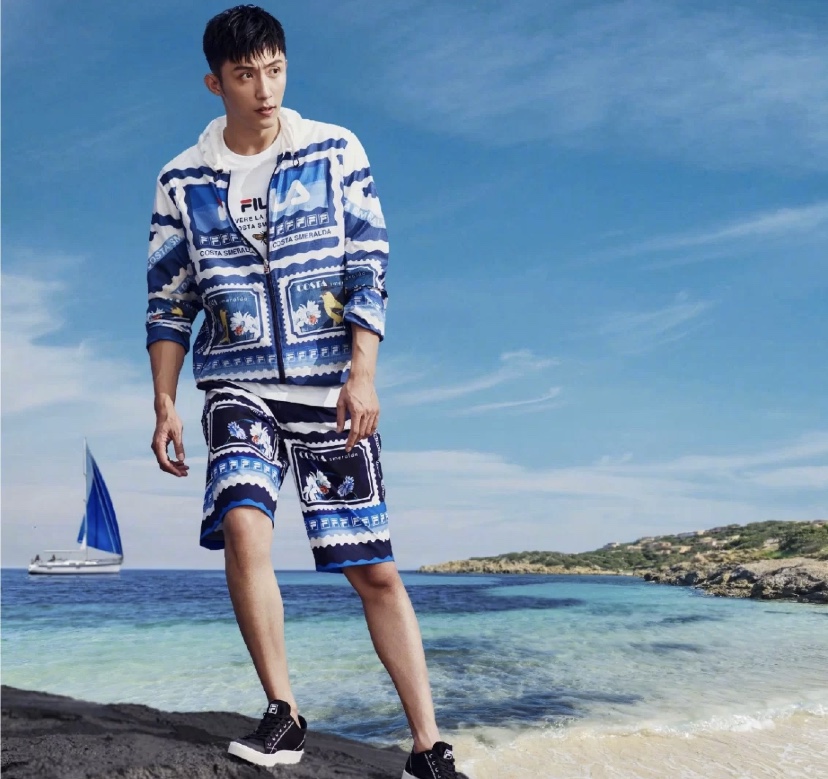 黄景瑜参加宣传黑色外套工装裤,黄景瑜休闲装照片