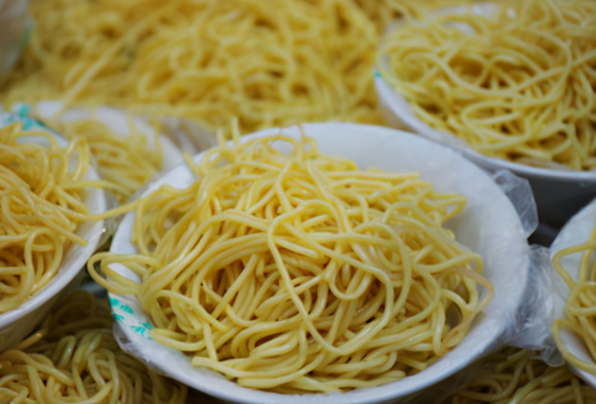 面条下锅煮熟后拌成凉面的教程,做凉面静置几分钟