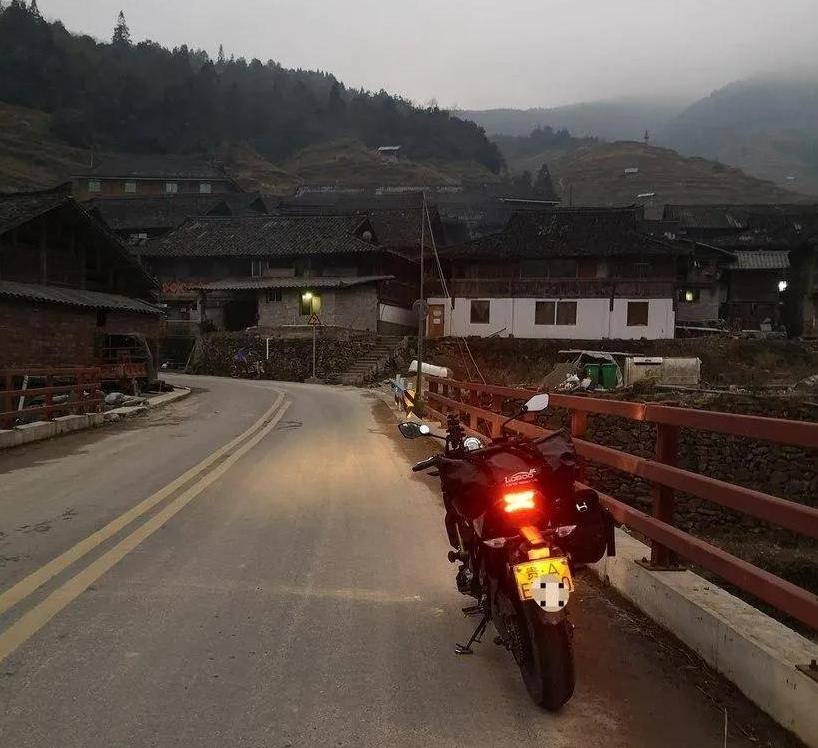 贵阳小伙骑摩托到拉萨,贵州小伙骑川崎去西藏