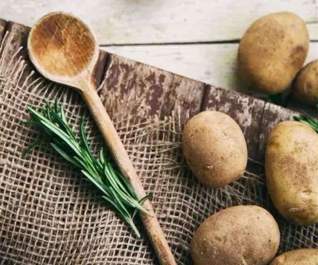 宅家美食战“疫”，百变小土豆的多种吃法，健康减肥也靠它