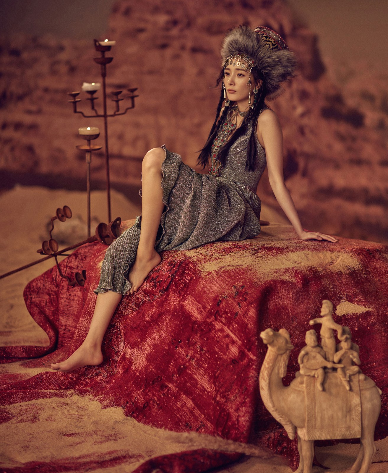 杨幂银色长款v领紧身裙 (杨幂一袭黑皮短裙亮相潮味十足)