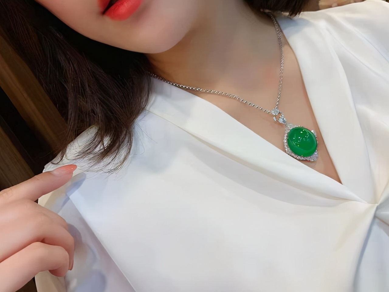 翡翠和和田玉哪个更好有什么区别,缅甸翡翠和玉的区别