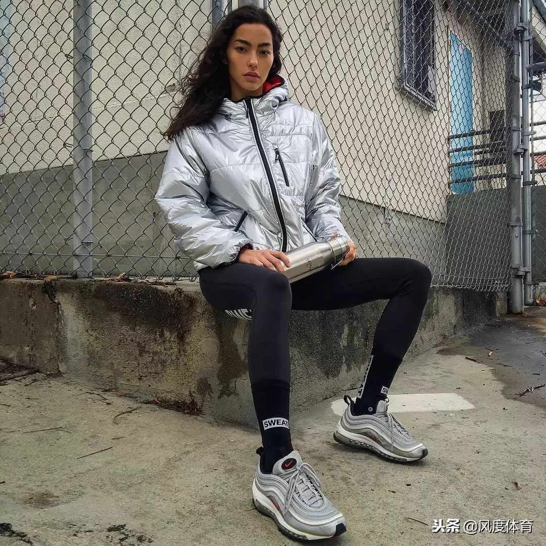 *窥偷**女神AdrianneHo的ins照片,我仿佛打开了新世界的大门……