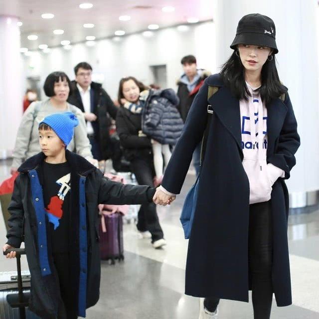 姚晨跟儿子在机场，小土豆呆萌的表情变潮男，这小嘴巴跟妈太像了