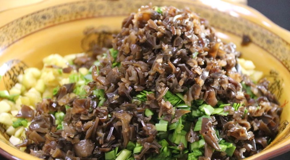 家庭版茄子馅饺子家常做法 (如何在家制作茄子馅饺子)