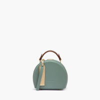 不要再背烂大街的双肩包了,别再背烂大街的轻奢包