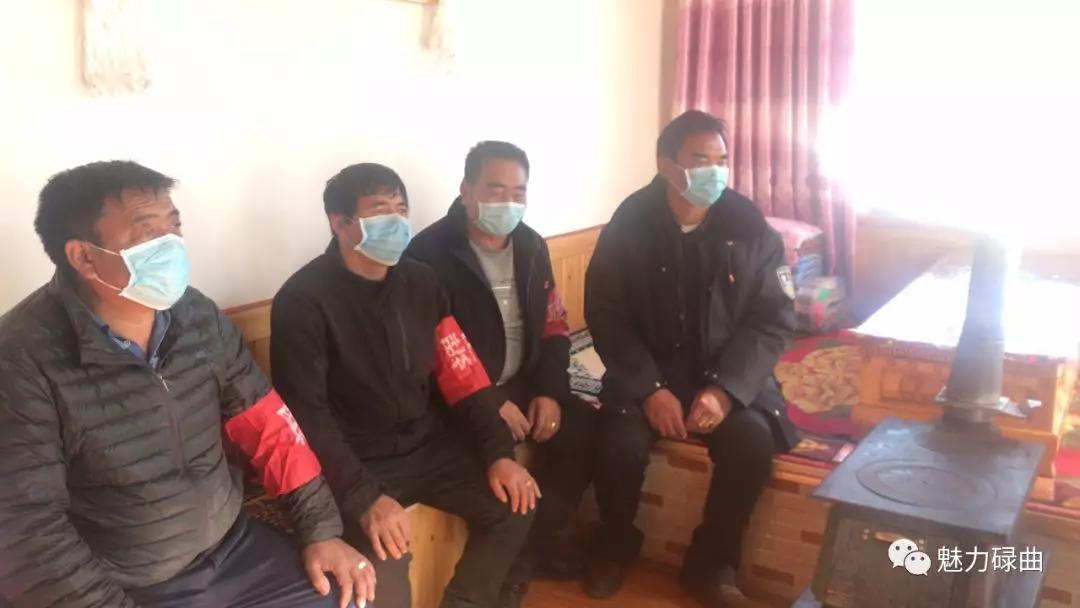 父子上阵战疫情共守家园保平安,父子夫妻齐上阵一家三口共战疫