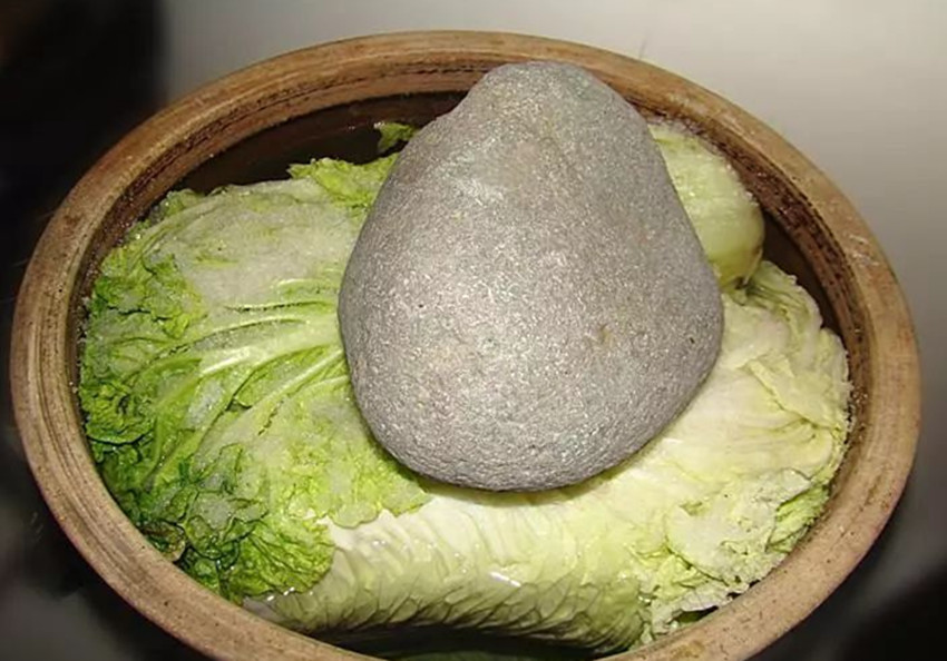 老妈用豆浆水腌酸菜，好吃还不烂，我家用了十几年