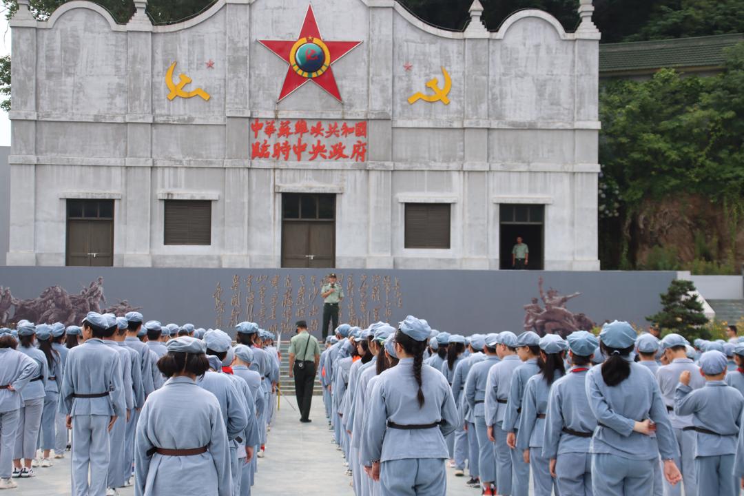 “南京市第十六届革命老区中小学生科技夏令营”在大金山国防园顺利开营