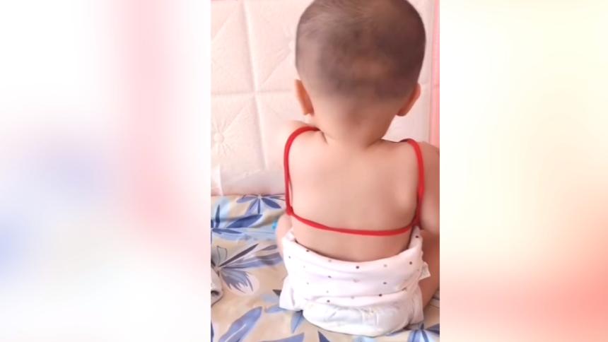 打疫苗的小孩连打十针痛哭,孩子打疫苗一直哭闹家长怒推