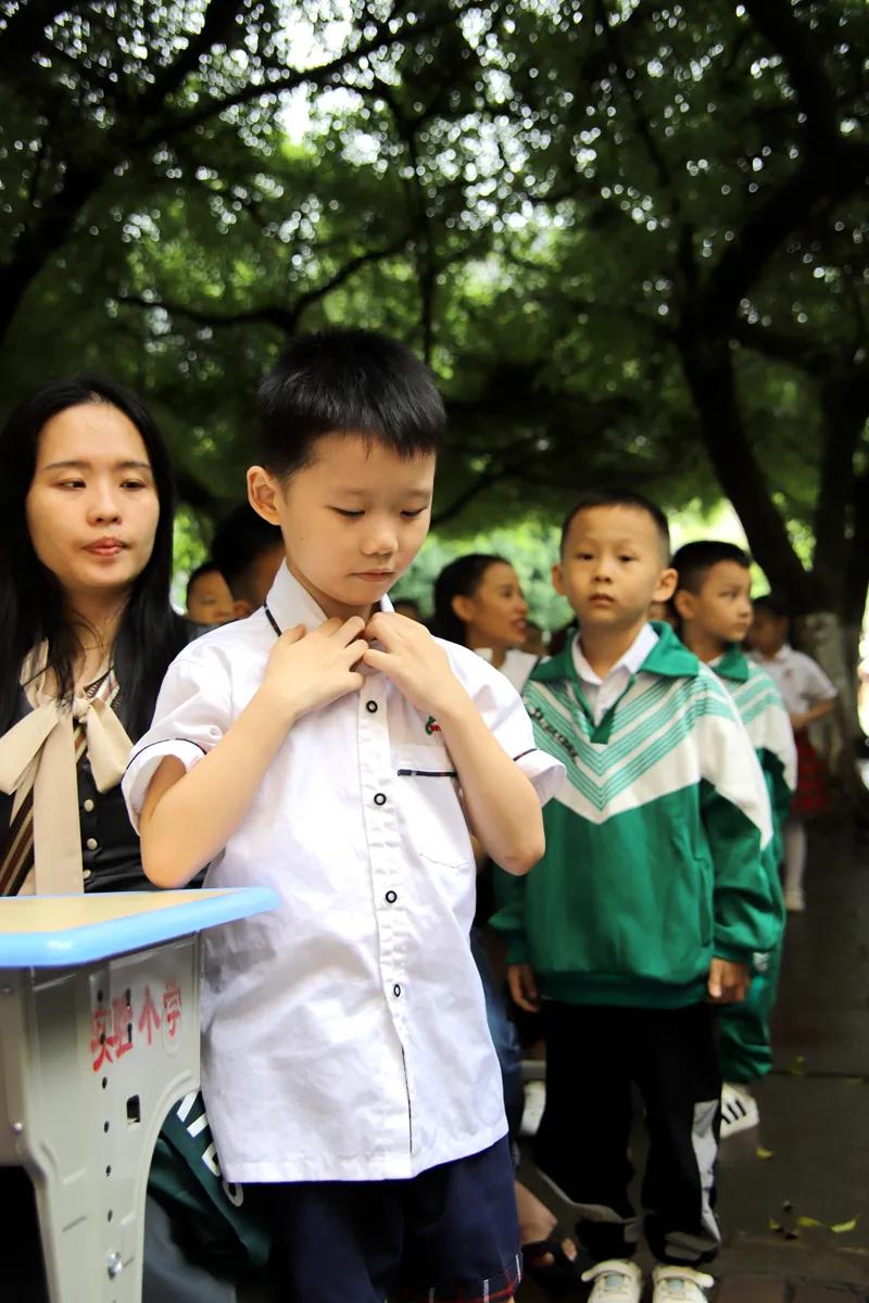 平南中心小学开笔典礼现场,镇宁自治县实验小学开笔典礼
