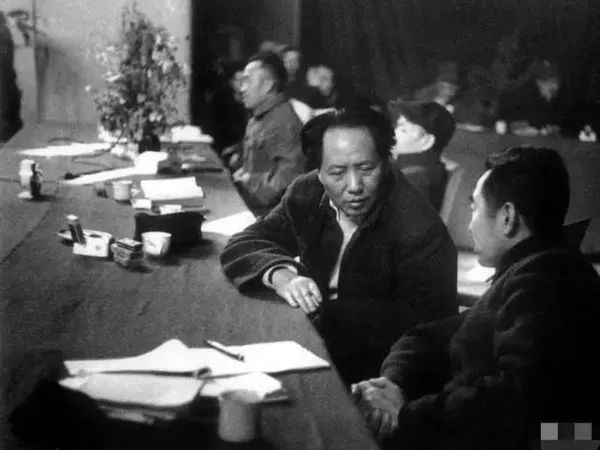 毛*东泽**接待朋友时,发现兜里只剩一根烟,随手一个动作尽显智慧