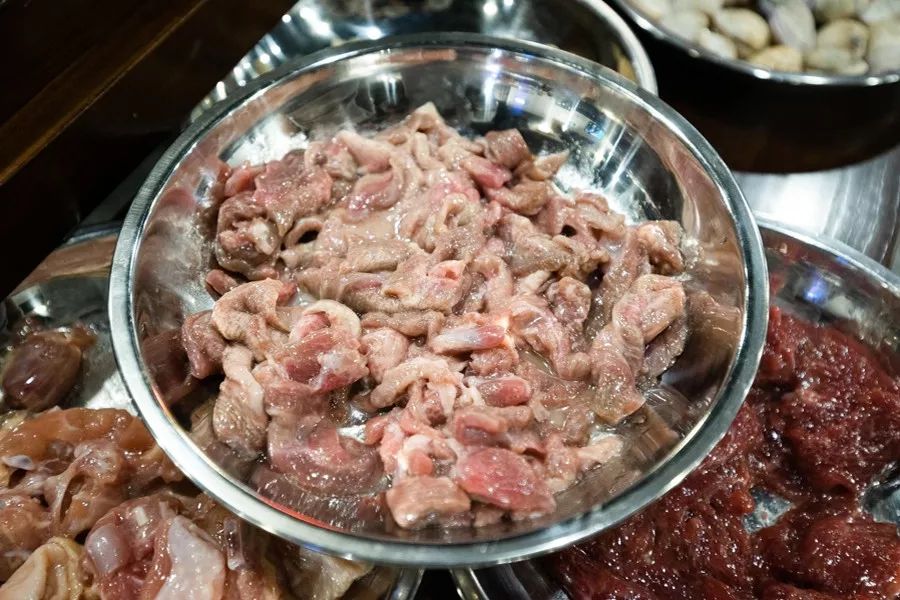 这家噗噗噗的粥底火锅店，稳就一个字