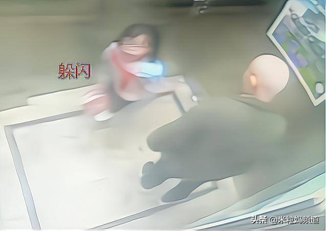 电梯9岁女孩机智自救,女人电梯自救