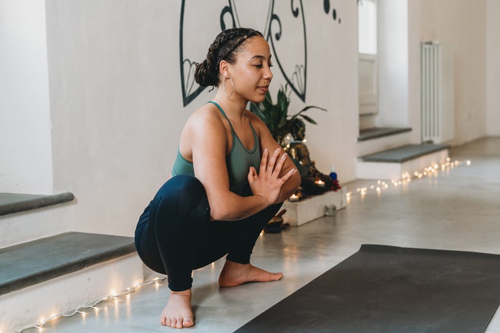 瑜伽下山式正确姿势分解及功效,初学者12种瑜伽姿势名称英文
