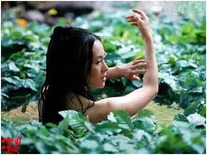 明星泡温泉,42岁女明星泡温泉