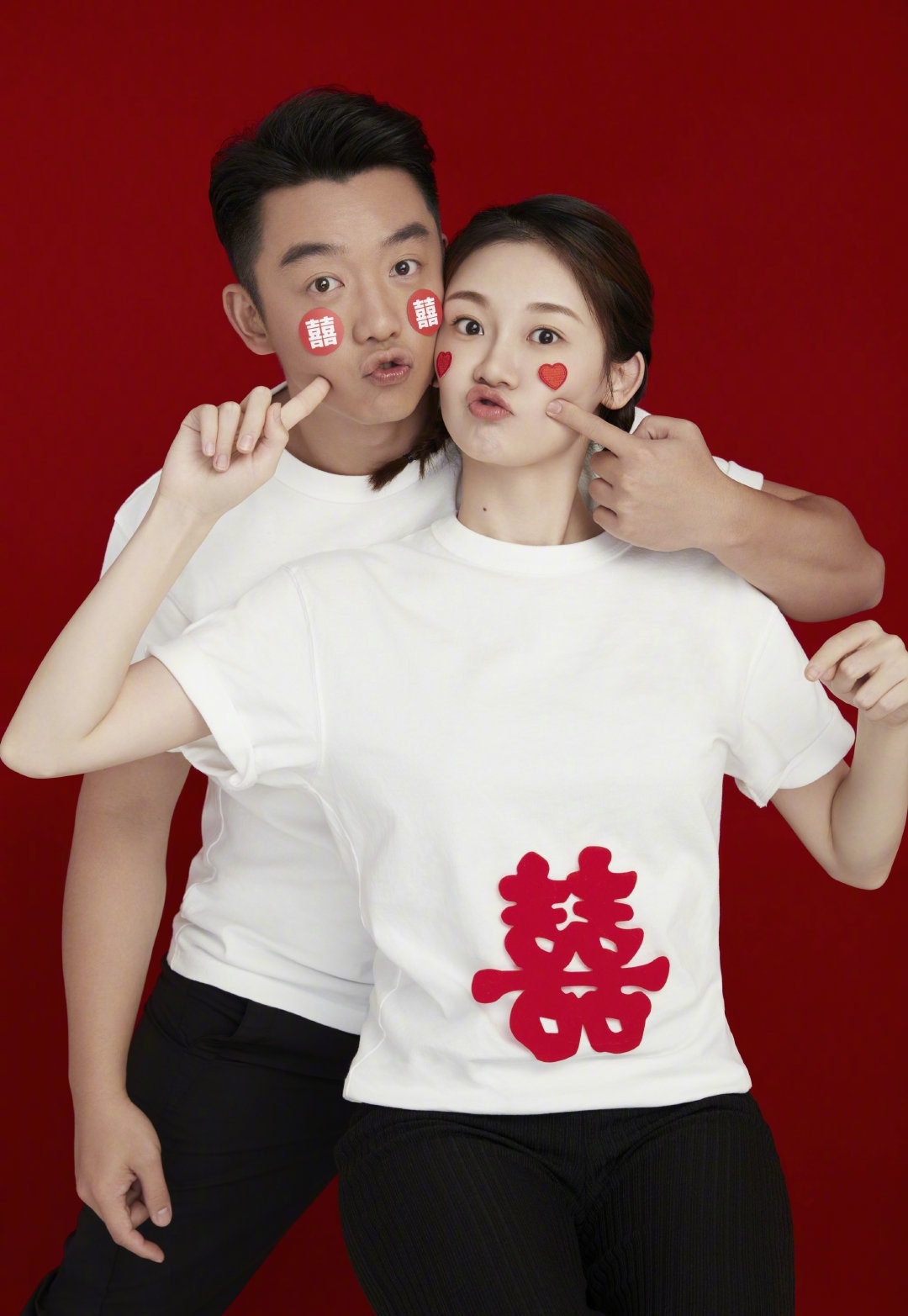 郑恺苗苗秀恩爱相敬如宾,郑恺苗苗恩爱秀甜到心里