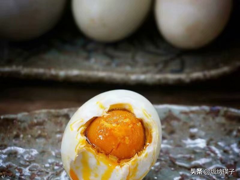 咸鸭蛋怎么腌制才能个个流油,咸鸭蛋怎么腌制才能起沙流油
