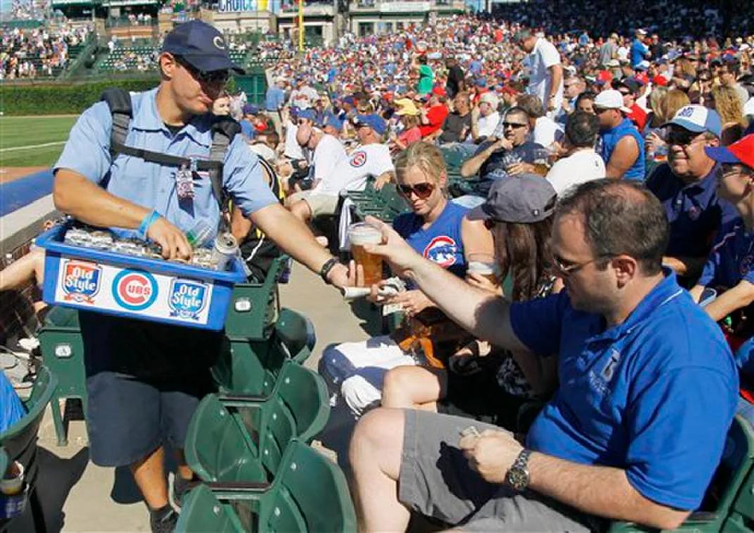 棒球比赛每个垒上都站人吗,棒球比赛几个人一队