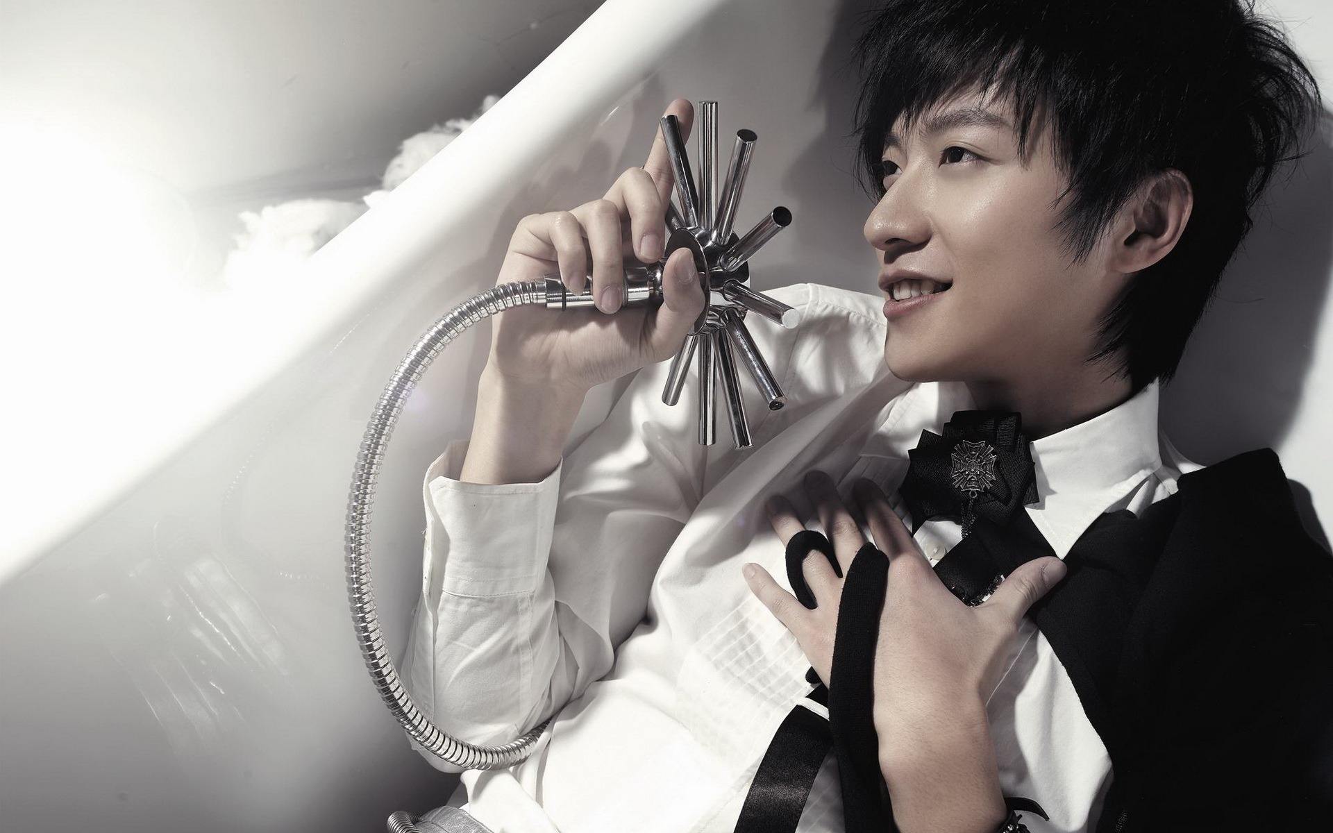 崔雪莉自杀，同是抑郁症的乔任梁三年前自杀，如果还活着今年32岁