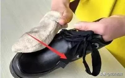 白色皮鞋刮破皮自己怎么修复,小皮鞋刮破皮怎么修复