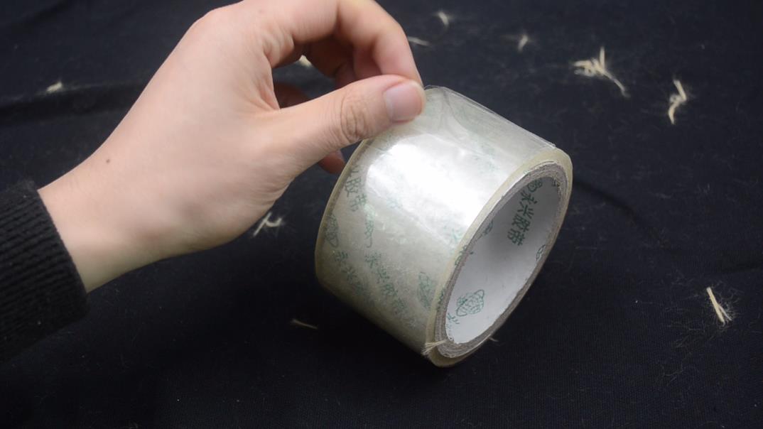 如何去除衣服上的毛絮小妙招,衣服粘毛怎么处理不用滚刷