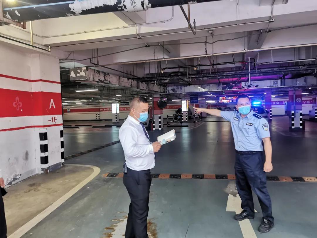 停车场被交警锁定,违法停车行为被记录请立即撤离