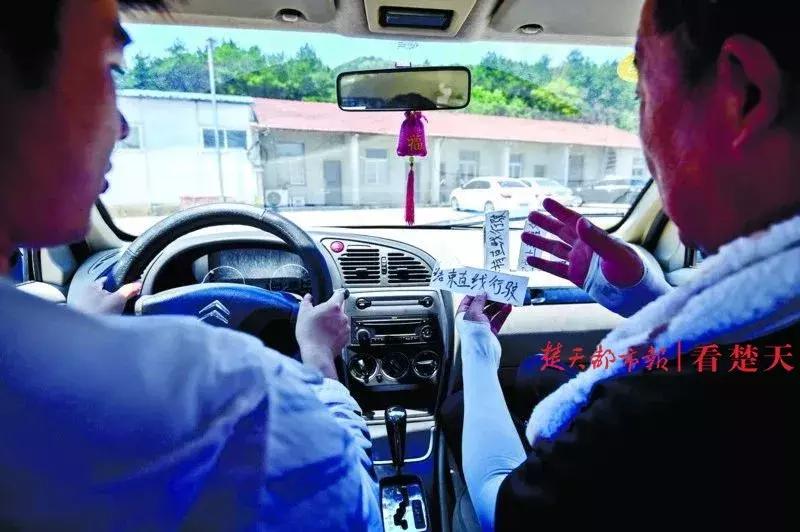 武汉这驾校太神奇了，学车时教练和学员都不说话，看完原因网友纷纷点赞
