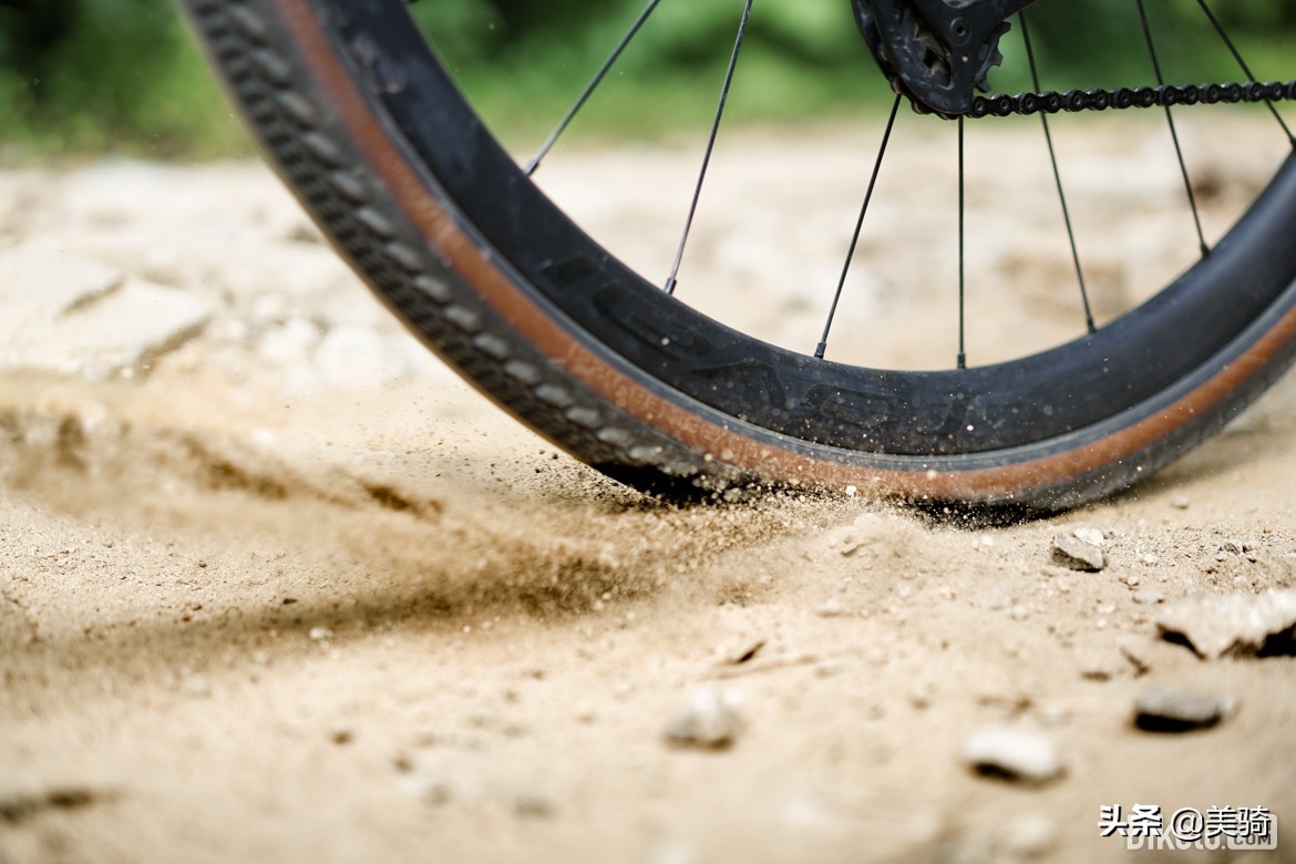 冒险砾石公路车评测,闪电公路车s-workssl7入门级