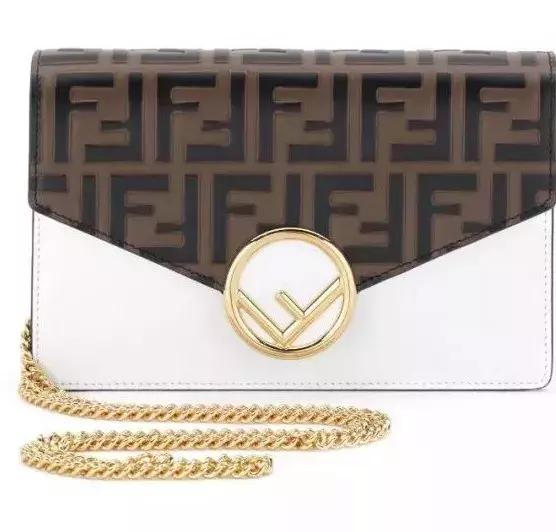 购买新款女性包包,女子买新包