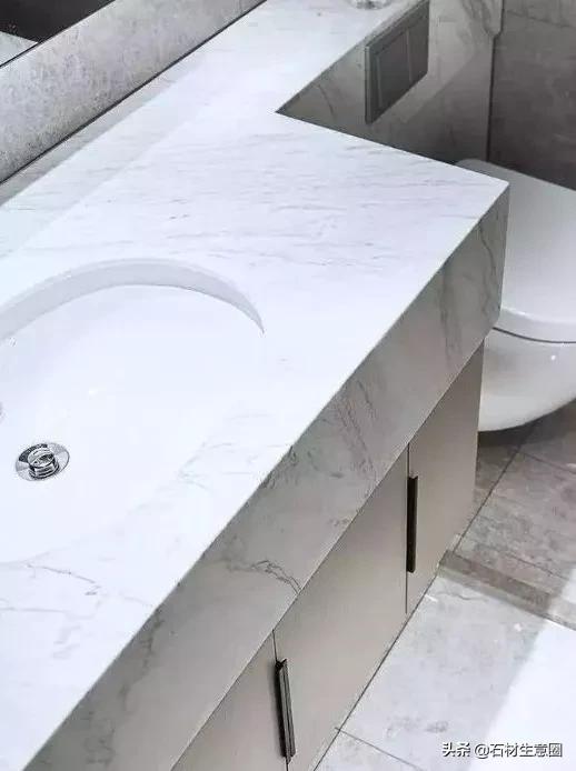 岩板选择卡拉拉塔白还是鱼肚白,卡拉拉白通体大理石