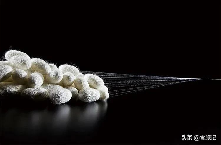 丝巾的气质系法,一条小小的丝巾可以点缀你的气质