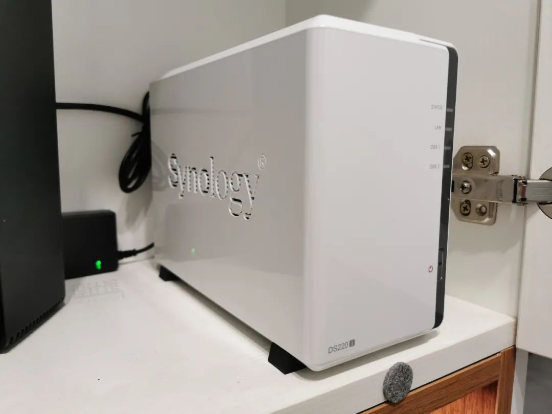 躺床上玩手机卧室灯刺眼,wifi在房间两格信号很卡