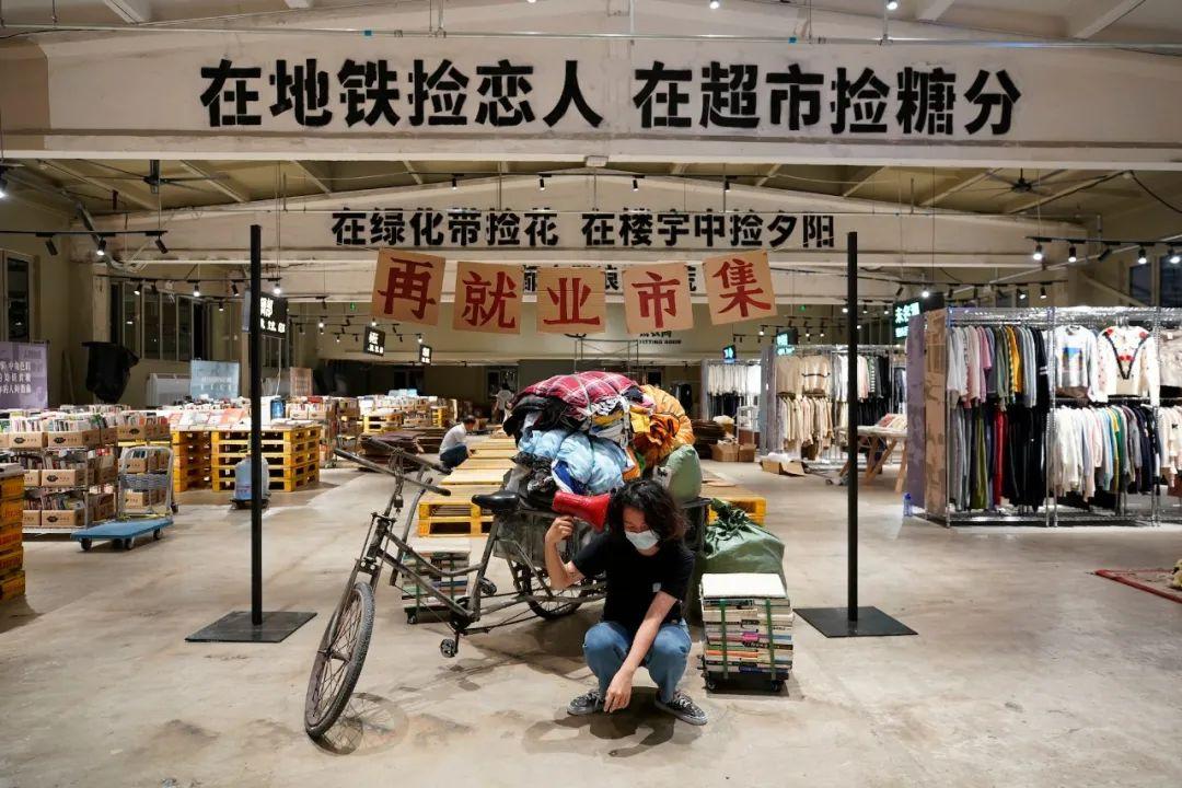 探访二手书店铺，一天卖出上万本，年轻人爱上“捡破烂”