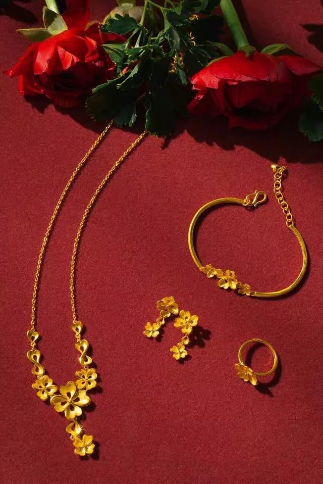 结婚三金都买些什么 (结婚三金都包含什么一定要买吗)