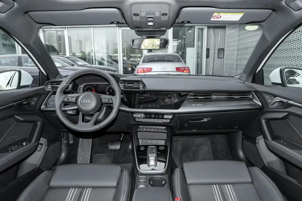 精神小伙喜提新车,精神小伙喜提比亚迪f3